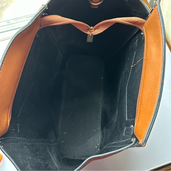 Elegant Tan Leather Tote Bag - Picture 8 of 8